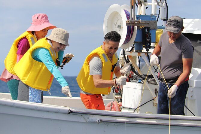 oma-maguro-sea-polefishing-with-fisherman