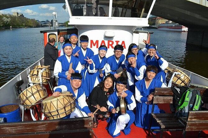 one-hour-boat-tour-on-vltava-river