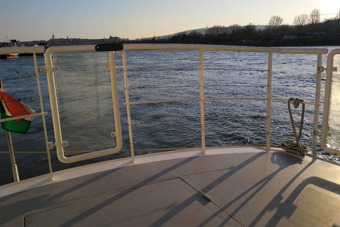 one-hour-hen-or-stag-private-party-boat-budapest-with-unlimited-beer-and-wine