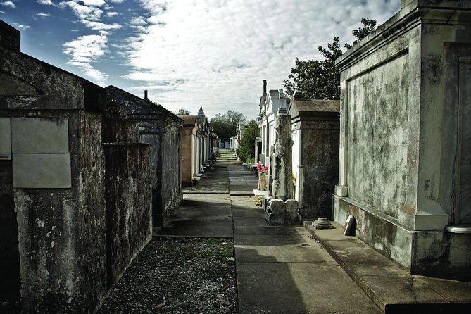 one-hour-saint-louis-cemetery-number-one-walking-tour