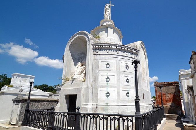 one-hour-saint-louis-cemetery-number-one-walking-tour