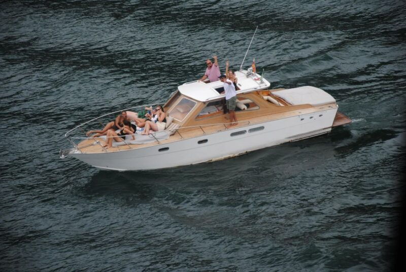 onlywood-lake-como-hidden-gems-wooden-boat-tour