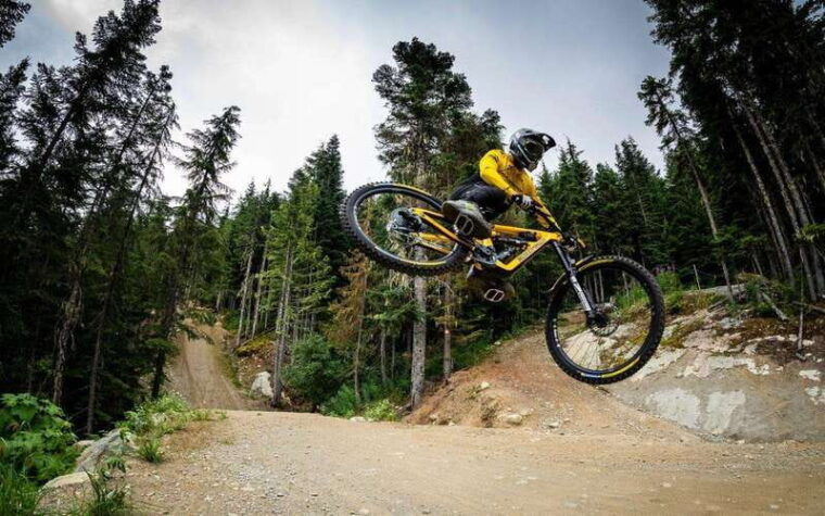 ontario-scenic-guided-bike-tour-with-gear-included