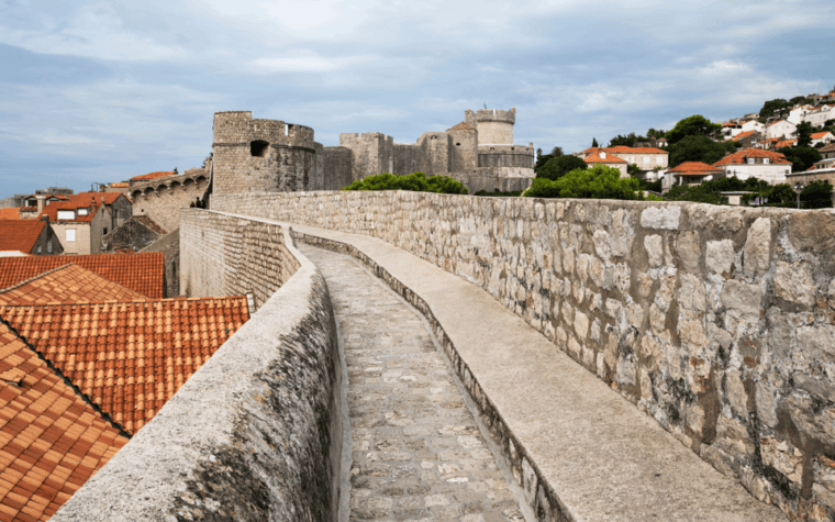 order-dubrovnik-pass-with-group-city-walls-walking-tour