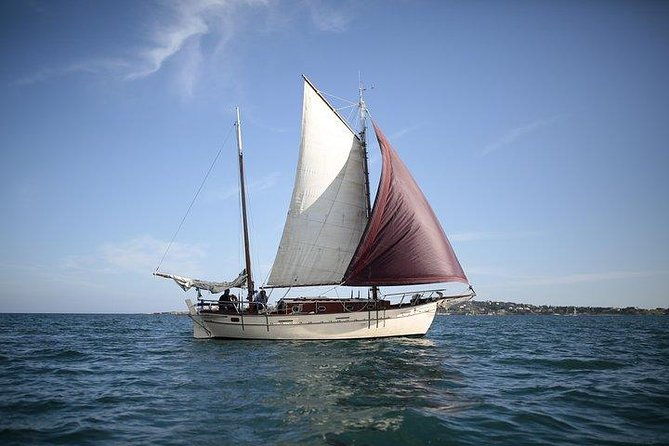 ortigia-and-plemmirio-on-a-sailing-boat