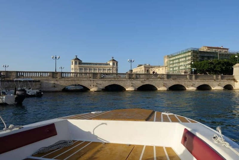 Ortigia: tour delle grotte marine in barca - Discovering Ortigia from the Water: An Authentic Perspective