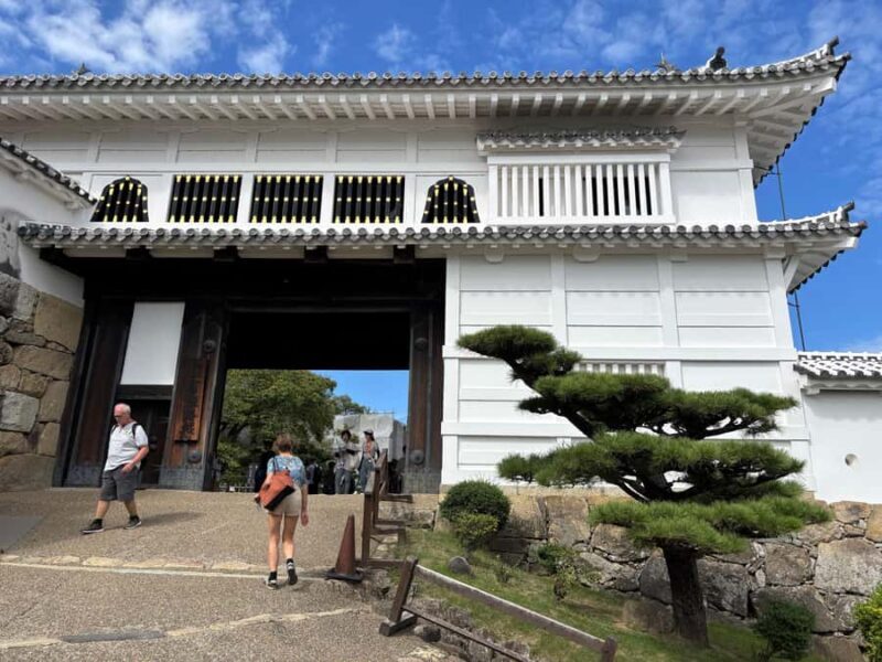 Osaka: Himeji Castle, Koko-en Garden & Kobe Nightscape Tour - Himeji Castle: The Iconic White Heron