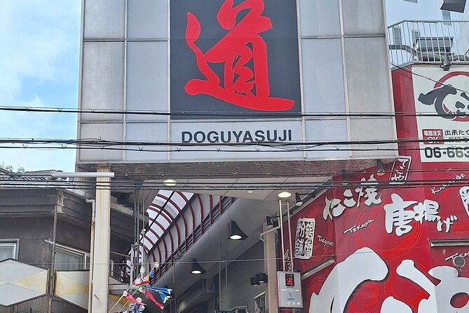 osaka-kuromon-market-with-a-chef