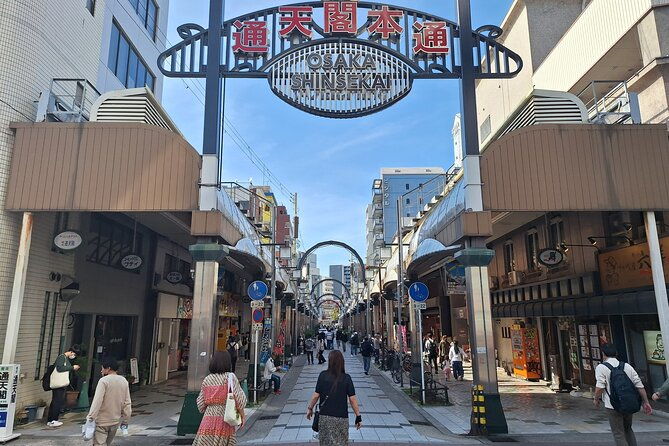 osaka-kuromon-market-with-a-chef