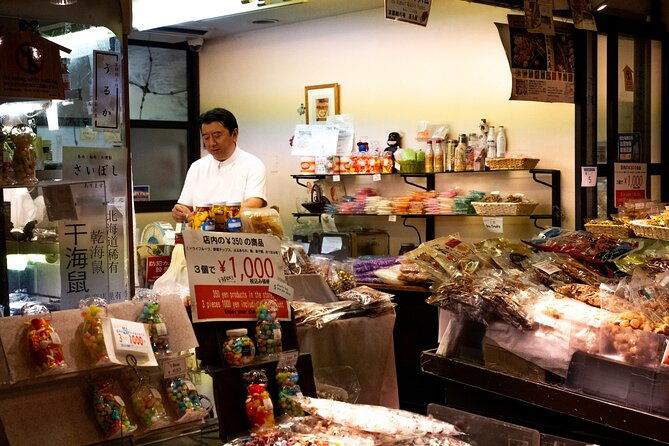 osaka-kuromon-market-with-a-chef