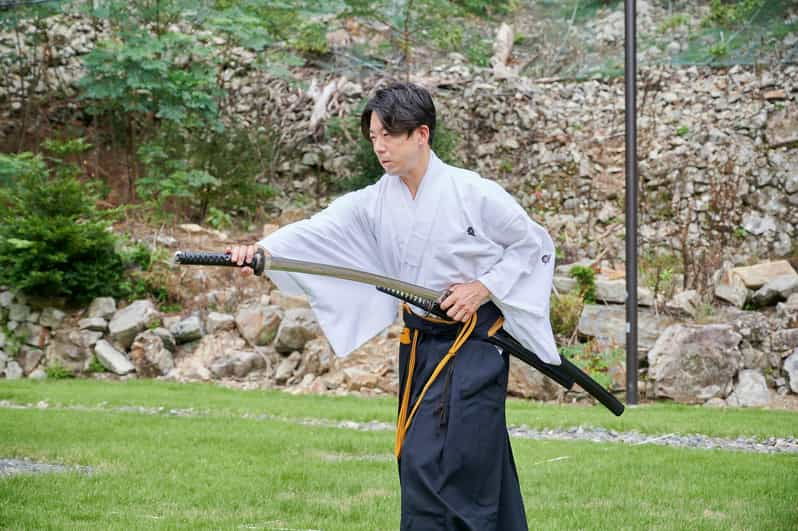 osaka-private-samurai-experience-train-with-sword-master