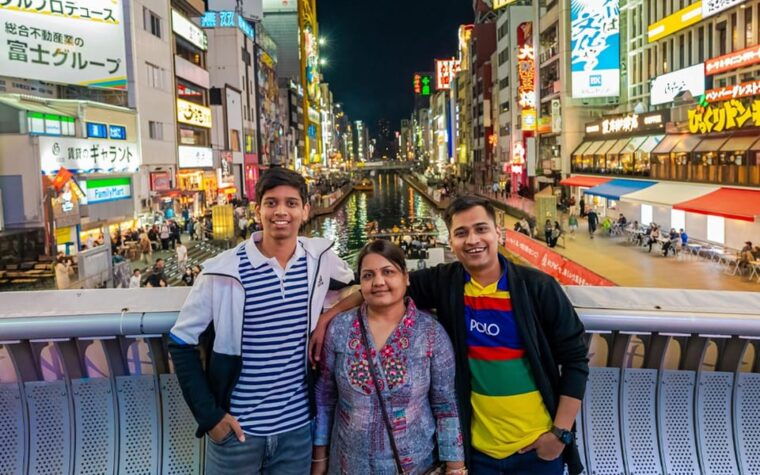 osaka-private-vibrant-nighttime-photoshoot-dotonbori