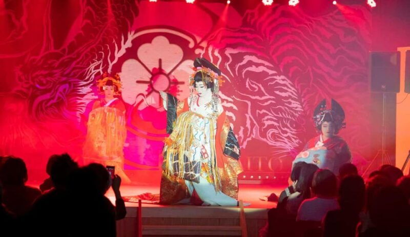 osaka-taishu-engeki-show-and-hot-spring-experience-in-minoo