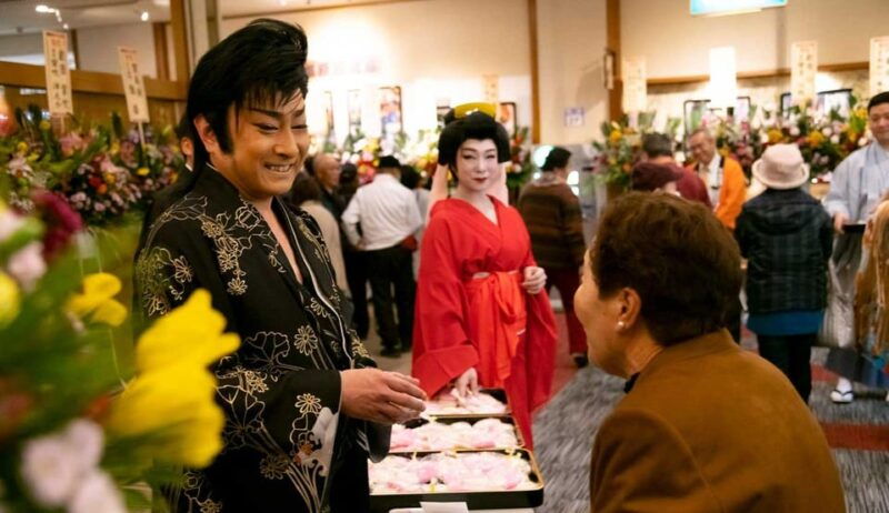 osaka-taishu-engeki-show-and-hot-spring-experience-in-minoo