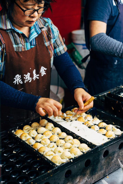osaka-traditional-japanese-food-walking-tour-with-guide
