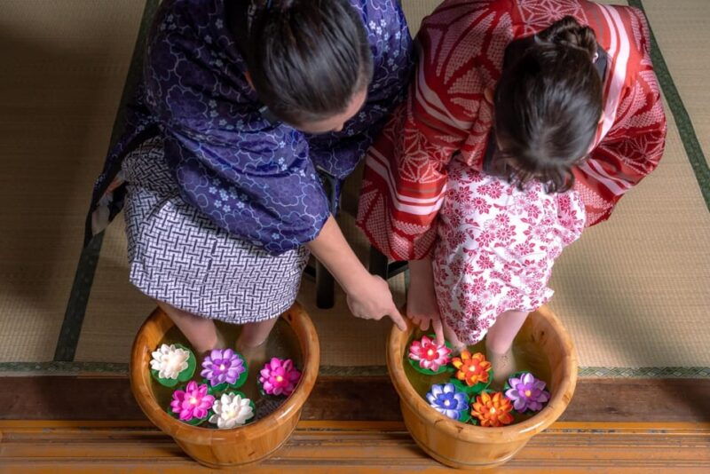 osakaaroma-massage-with-bamboo-stick-at-the-temple