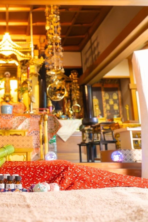 osakaaroma-massage-with-bamboo-stick-at-the-temple