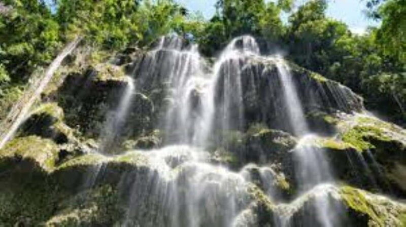 oslob-whaleshark-swimming-tumalog-falls-sumilon-island