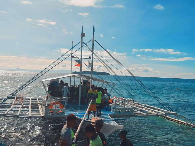 oslob-whaleshark-swimming-tumalog-falls-sumilon-island