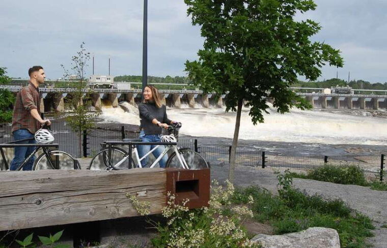 ottawa-guided-bike-tour-through-ottawa-and-gatineau