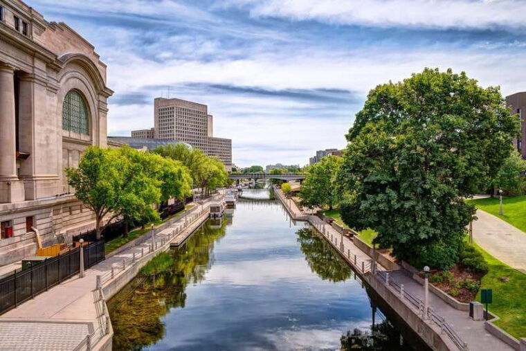 ottawa-hop-on-hop-off-guided-city-tour-pass