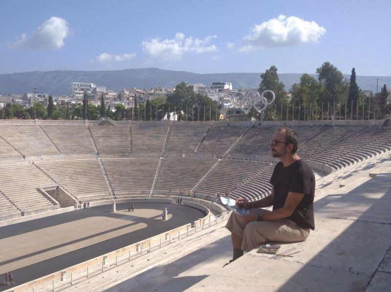 outdoor-drawing-class-in-the-old-center-of-athens