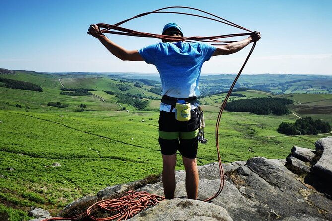 outdoor-rock-climbing-taster-day-in-peak-district