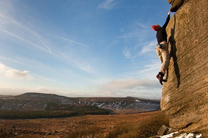 outdoor-rock-climbing-taster-day-in-peak-district