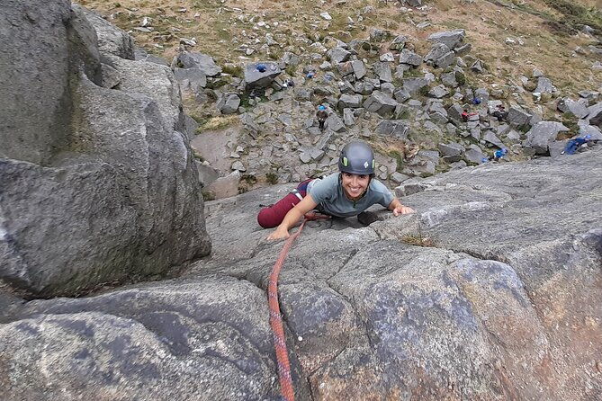 outdoor-rock-climbing-taster-day-in-peak-district