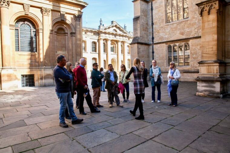 oxford-private-walking-tour-with-university-alumni-guide