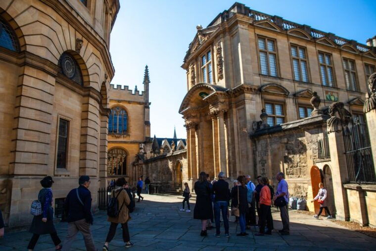 oxford-private-walking-tour-with-university-alumni-guide