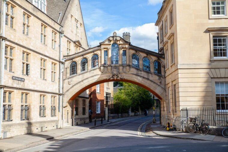 oxford-private-walking-tour-with-university-alumni-guide