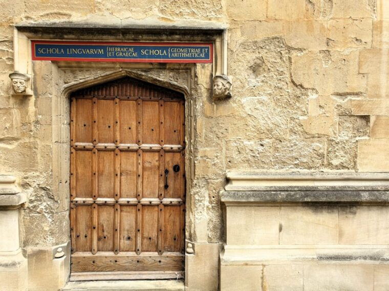 oxford-university-city-walking-tour-with-recent-graduate
