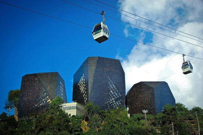 pablo-and-comuna-13-with-cable-car