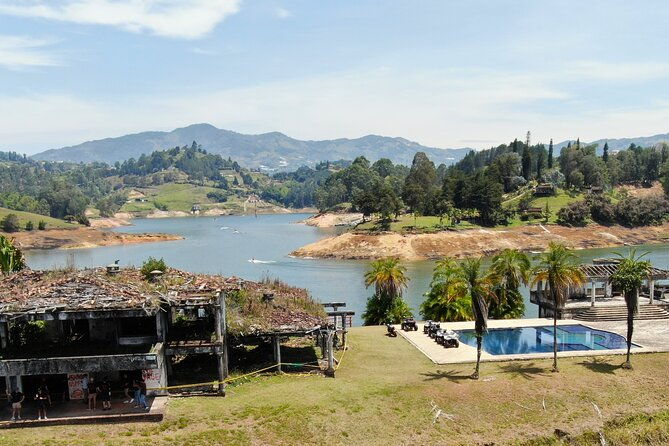 pablo-escobar-paintball-mansion-boat-trip-from-guatape