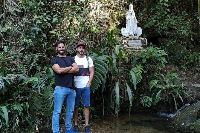pablo-escobar-tour-group-traveler