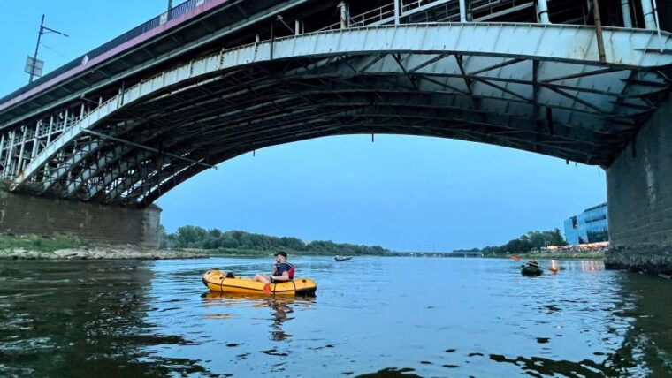 packrafting-kayaking-guided-tour-vistula-river-warsaw-poland