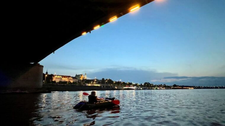 packrafting-kayaking-guided-tour-vistula-river-warsaw-poland