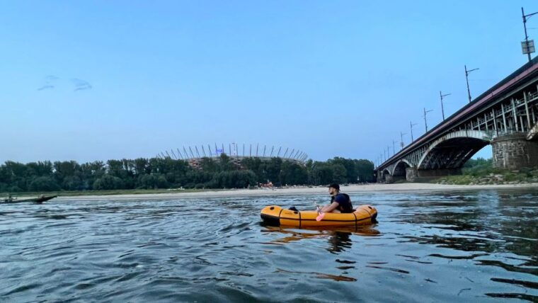 packrafting-kayaking-guided-tour-vistula-river-warsaw-poland