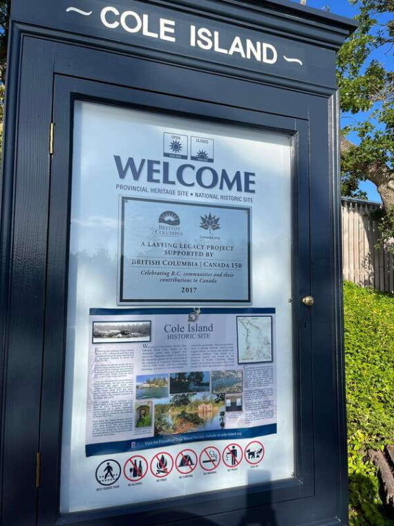 paddling-tour-to-the-historical-cole-island-victoria-bc
