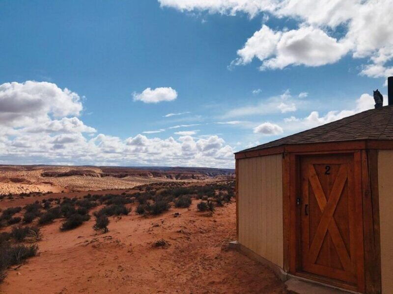 page-traditional-navajo-hogan-stay-antelope-canyon-tour