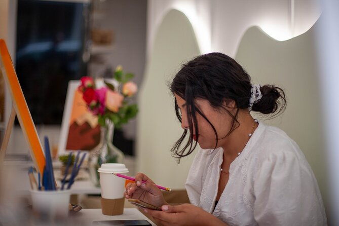 painting-experience-in-an-art-cafe-in-paris