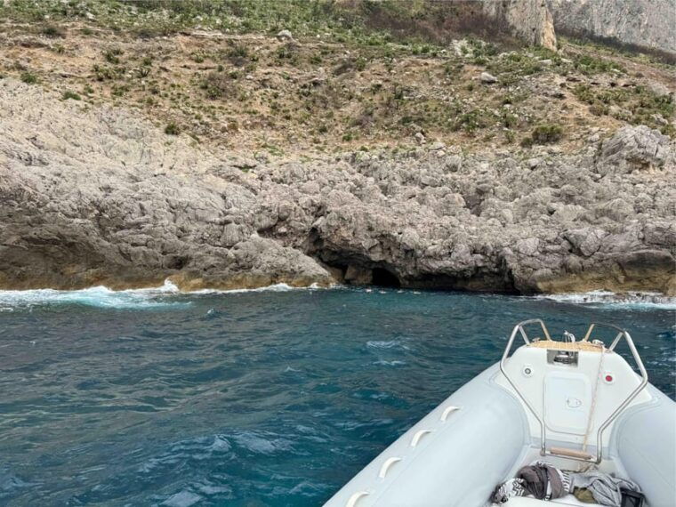 palermo-boat-tour-to-mondello-isola-delle-femmine-drink