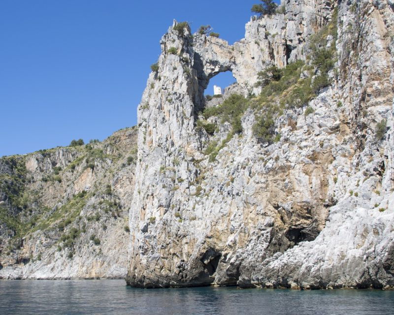 palinuro-boat-trip-along-the-coast-blue-grotto-visit