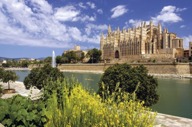 palma-de-mallorca-city-walking-tour-with-the-cathedral
