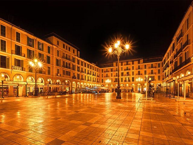 palma-de-mallorca-old-town-atmospheric-evening-tour