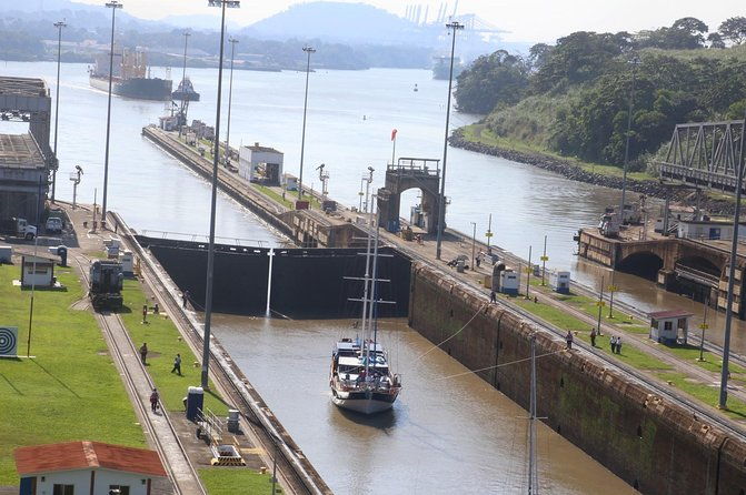 panama-canal-partial-transit-tour-from-panama-city