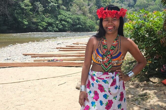 panama-embera-tribe-boat-ride-fruits-lunch