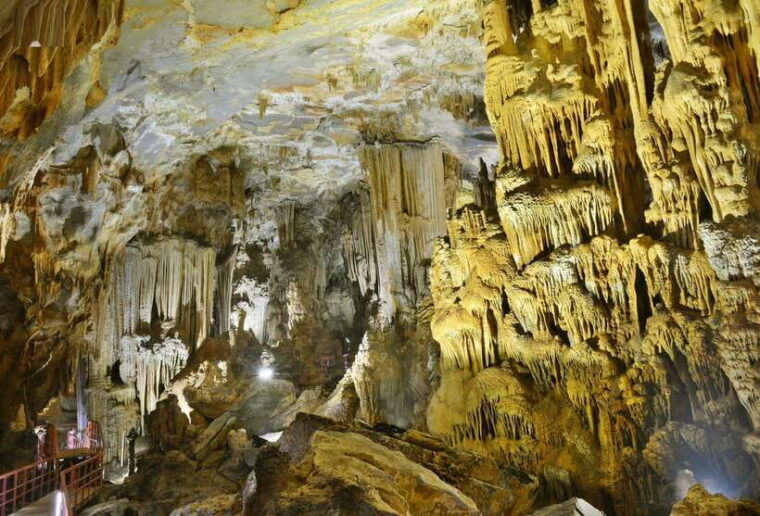 paradise-cave-and-phong-nha-cave-day-trip