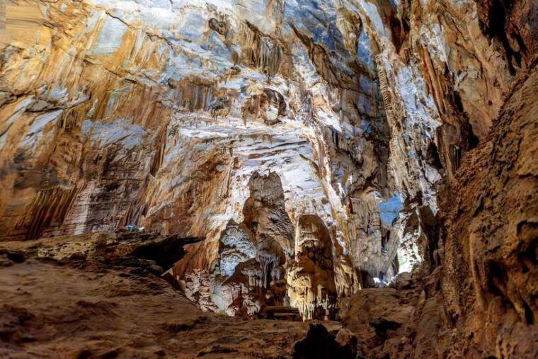 paradise-cave-and-phong-nha-cave-day-trip